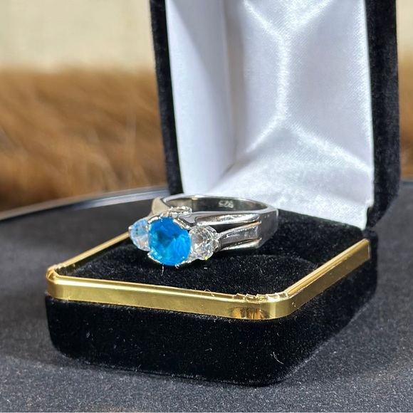 Elegant Blue Gemstone Ring - Picture 3 of 4